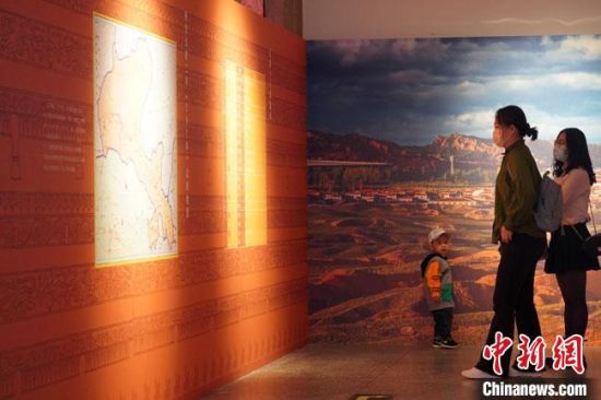 圖為參觀者參觀“大道攸歸：五涼文化展”展陳文物?！【琶赖┰?攝