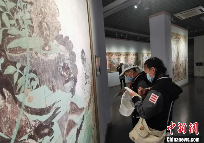 圖為學(xué)生參觀敦煌藝術(shù)館。(資料圖) 蘭州大學(xué)附屬學(xué)校供圖