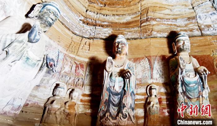 北石窟寺窟內(nèi)造像因受水顯得斑駁?！“瑧c龍 攝