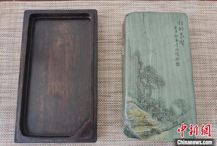 圖為甘肅甘南州洮硯藝人為提升洮硯文化內(nèi)涵，制作“一盒一拓”成品展示。(資料圖) 張婧 攝