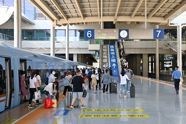 暑運大幕開啟。蘭州鐵路局供圖