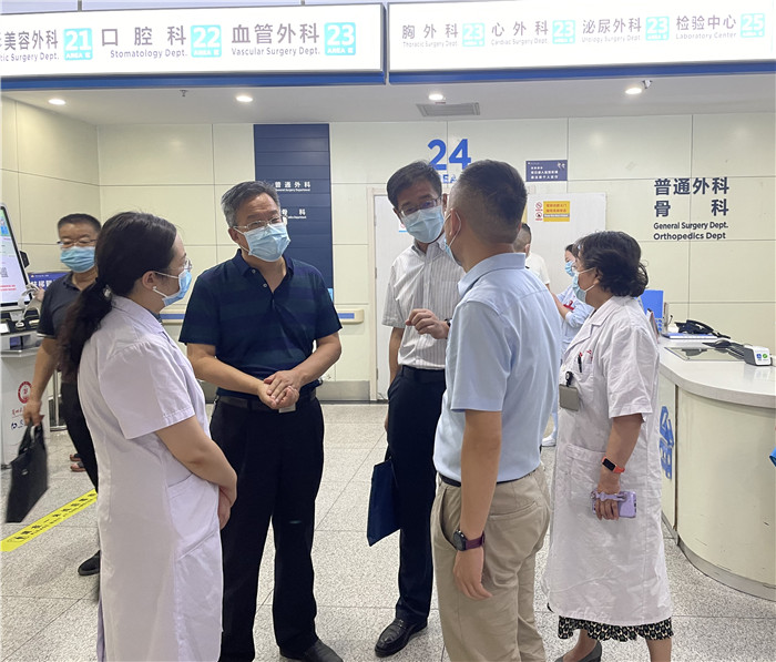 7月12日，甘肅省紀(jì)委監(jiān)委派駐省衛(wèi)健委紀(jì)檢監(jiān)察組紀(jì)檢監(jiān)察干部在蘭大二院門診開展疫情防控監(jiān)督檢查。魏雪 攝.jpg