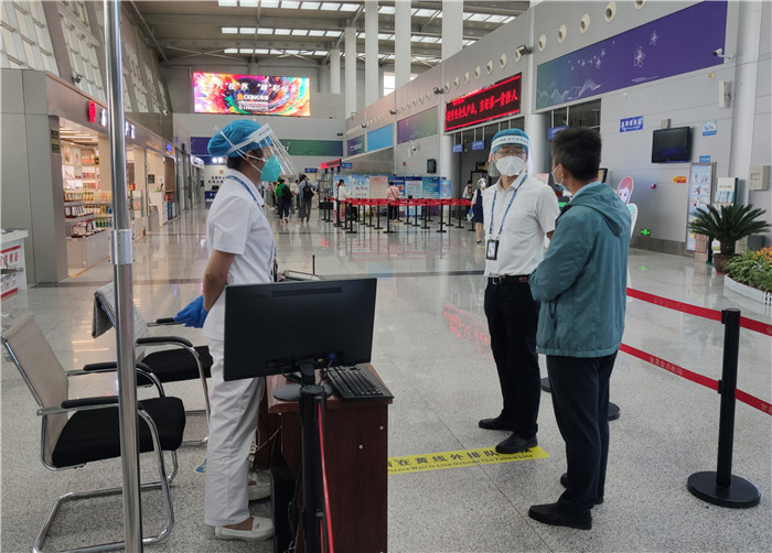 7月15日，金昌市金川區(qū)紀(jì)委監(jiān)委駐區(qū)委政法委紀(jì)檢監(jiān)察組在金昌機(jī)場(chǎng)監(jiān)督檢查疫情防控措施落實(shí)情況。王曉梅攝.jpg