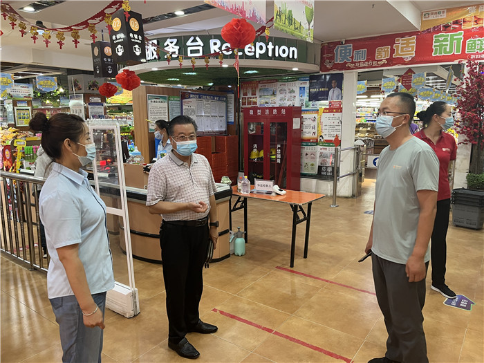 7月15日，酒泉市玉門市疫情防控督查組在隴商聯(lián)華超市監(jiān)督檢查疫情防控措施落實(shí)情況。 .jpg