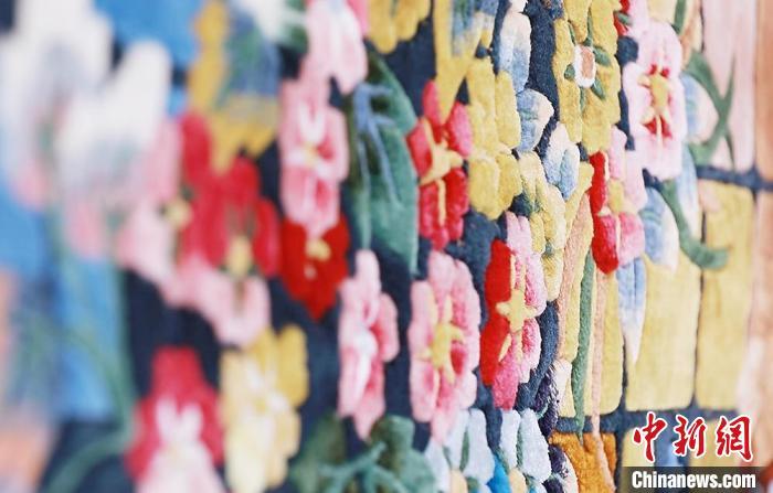 圖為手工地毯成品?！《姑?攝