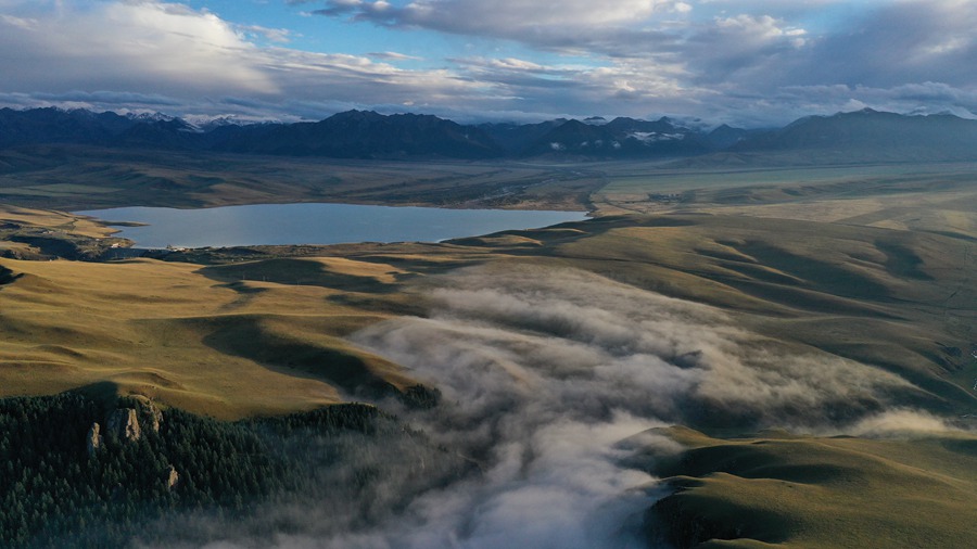 甘肅山丹馬場：峽谷云霧似仙境。 王超攝