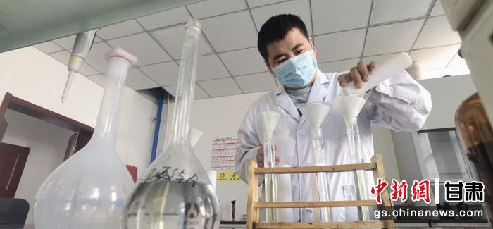 圖為甘肅科技集團(tuán)化工研究院有限責(zé)任公司工作人員正在做實(shí)驗(yàn)。魏建軍 攝