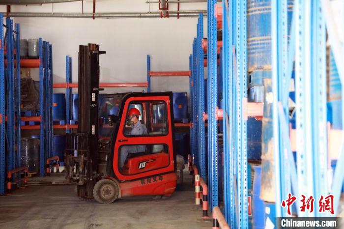 圖為甘肅省危險廢物處置中心危險廢物儲存庫?！∥航ㄜ?攝