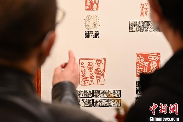 圖為甘肅蘭州，參展作品吸引參觀者。 中新社記者 李亞龍 攝