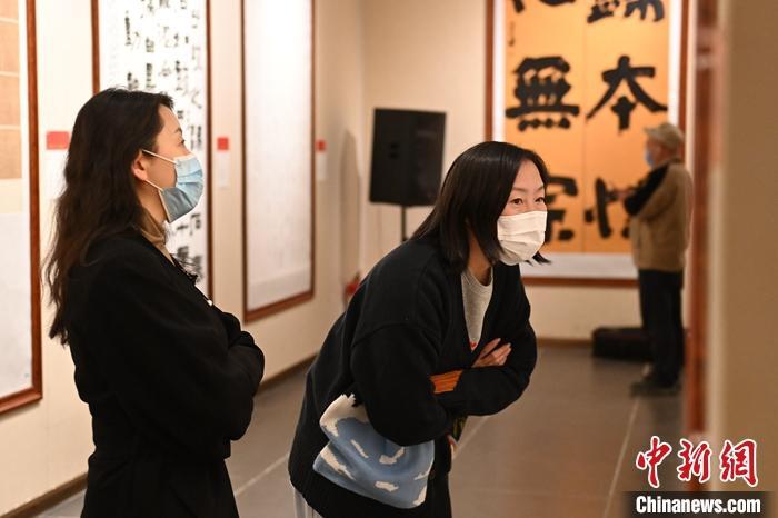 圖為甘肅蘭州，參展書法作品吸引參觀者。 中新社記者 李亞龍 攝