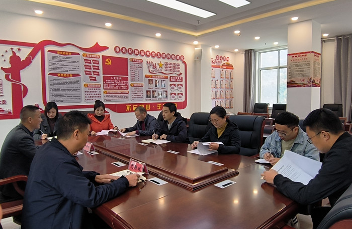 10月19日，康縣紀(jì)委監(jiān)委組織部分班子成員，辦公室、信訪室、案管室、審理室、紀(jì)檢監(jiān)察室等相關(guān)工作人員開展黨的二十大報(bào)告專題討論。.jpg