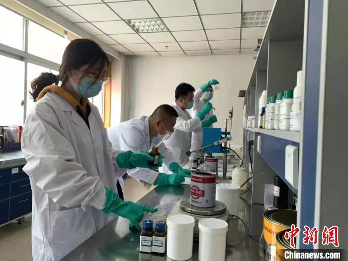 圖為肖菲(前一)帶領(lǐng)團隊研發(fā)水性涂料。(資料圖) 受訪者供圖