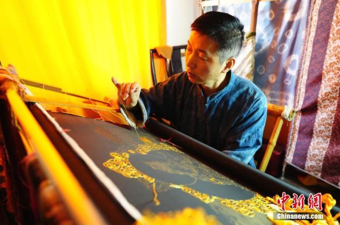 系統(tǒng)性挖掘整理古代敦煌刺繡，是甘肅天水市級(jí)非遺代表性項(xiàng)目武山刺繡代表性傳承人劉云帆這兩年最緊要的工作之一。圖為劉云帆在創(chuàng)作富含敦煌刺繡元素的作品。 中新社發(fā) 謝秉錫 攝 