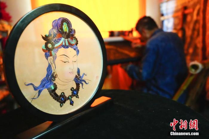 圖為劉云帆所創(chuàng)作的敦煌元素刺繡作品。 中新社發(fā) 謝秉錫 攝