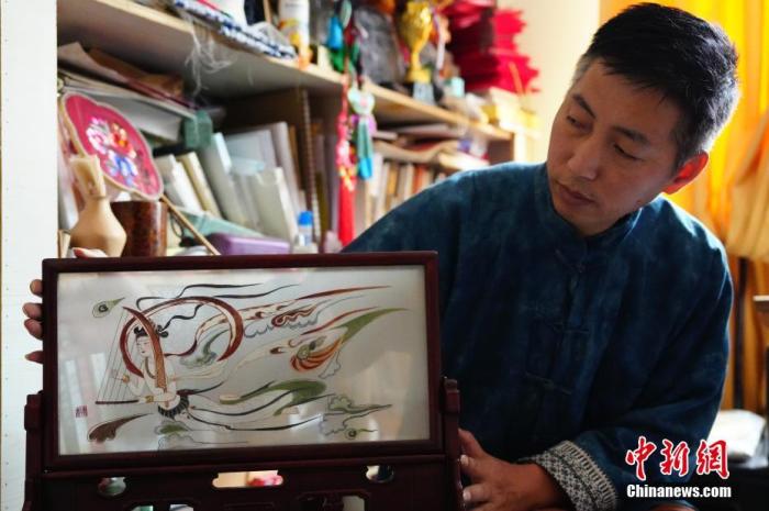 圖為劉云帆展示敦煌元素的刺繡作品。 中新社發(fā) 謝秉錫 攝