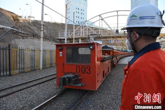 圖為工作人員正在觀察車輛運(yùn)行情況?！±顏嘄?攝