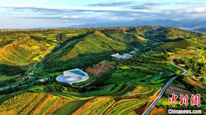 航拍視角下的樺林古動(dòng)物化石埋藏原址館。該館位于臨夏州和政縣。(資料圖) 和政宣傳部供圖