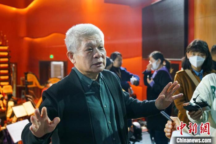 該劇導(dǎo)演蔣力向媒體介紹相關(guān)情況。　丁思 攝