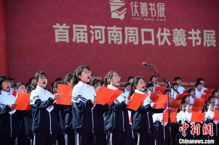 圖為學(xué)生們在開幕式上誦讀經(jīng)典。　梁照曾 攝