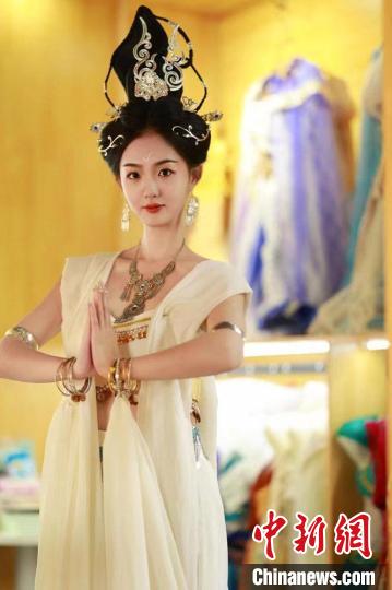 圖為身著“飛天裝”的敦煌大漠“逐舞者”奧楠。(資料圖) 敦煌市委宣傳部供圖