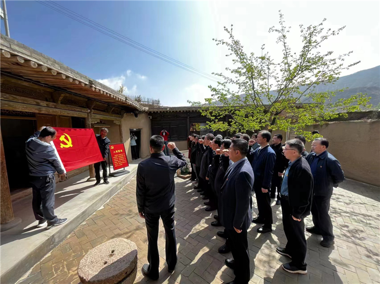 圖為臨夏州紀委監(jiān)委組織黨員干部在東鄉(xiāng)縣布塄溝黨史教育基地開展革命教育活動，賡續(xù)紅色血脈、汲取奮進力量、激發(fā)干事熱情。.png