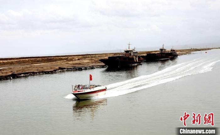 圖為茶卡鹽湖?！⊙Φ?攝