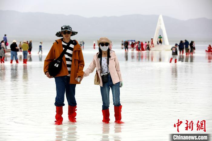 圖為游客在茶卡鹽湖之中?！⊙Φ?攝