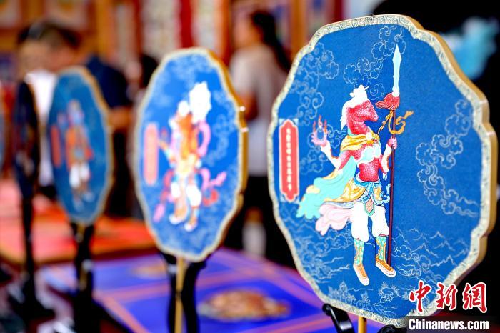 圖為唐卡延伸產(chǎn)品。　薛蒂 攝