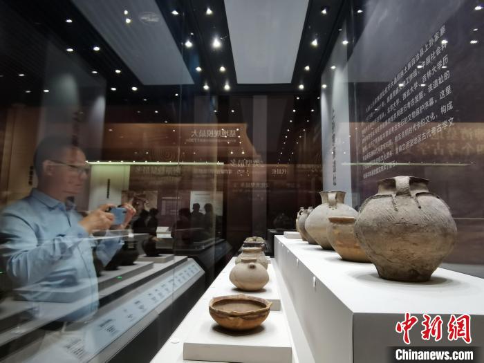 圖為河湟文化博物館展陳的陶器?！?zhí)砀?攝