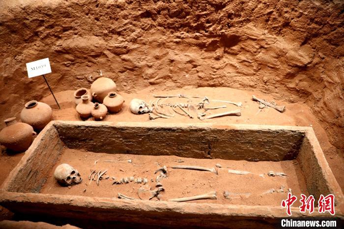 圖為河湟文化博物館復(fù)制展陳的墓葬及其彩陶陪葬品?！⊙Φ?攝