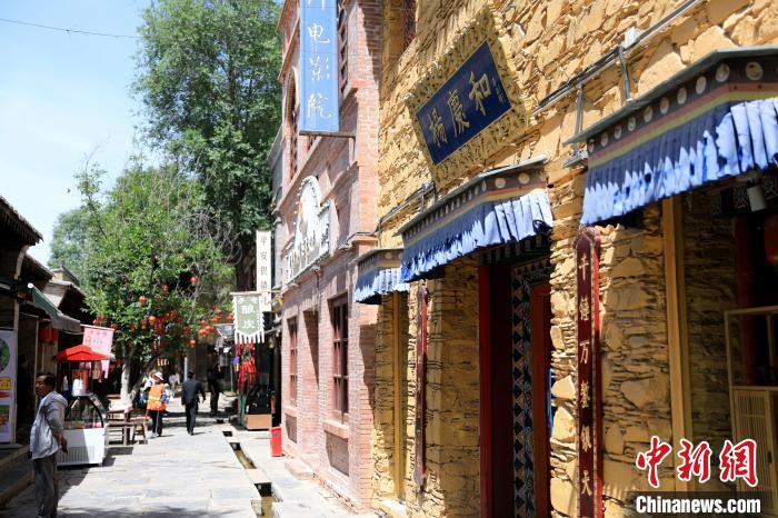 圖為平安驛·河湟民俗文化體驗地的門店?！⊙Φ?攝