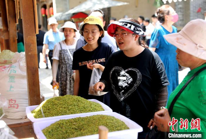 圖為民眾購買青海特色小吃?！⊙Φ?攝