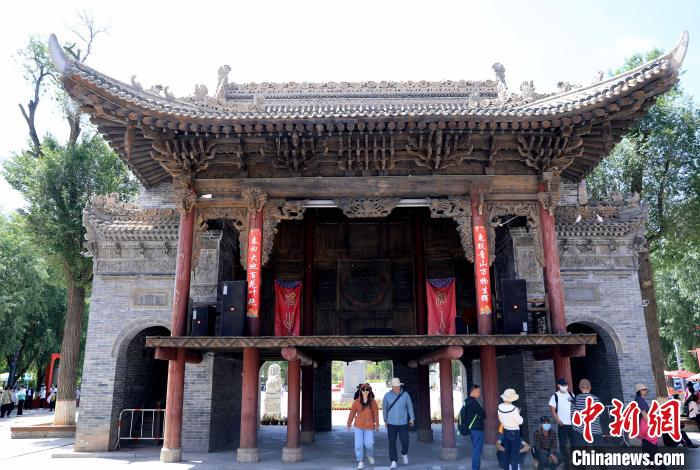 圖為平安驛·河湟民俗文化體驗地的戲樓?！⊙Φ?攝