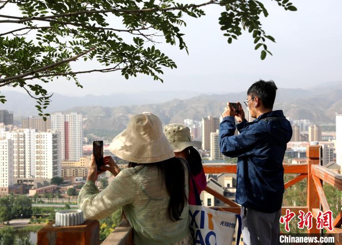 圖為媒體記者登頂朝陽(yáng)山?！⊙Φ?攝