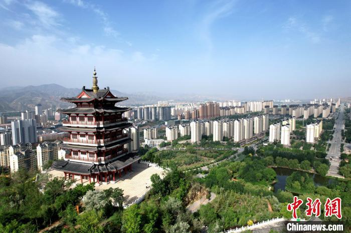 圖為航拍樂都區(qū)朝陽(yáng)山片區(qū)?！⊙Φ?攝