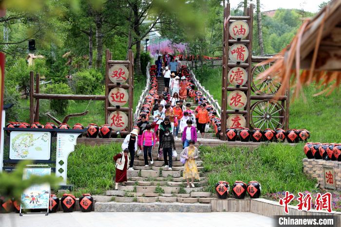 圖為油嘴灣生態(tài)文化景區(qū)的游客?！⊙Φ?攝