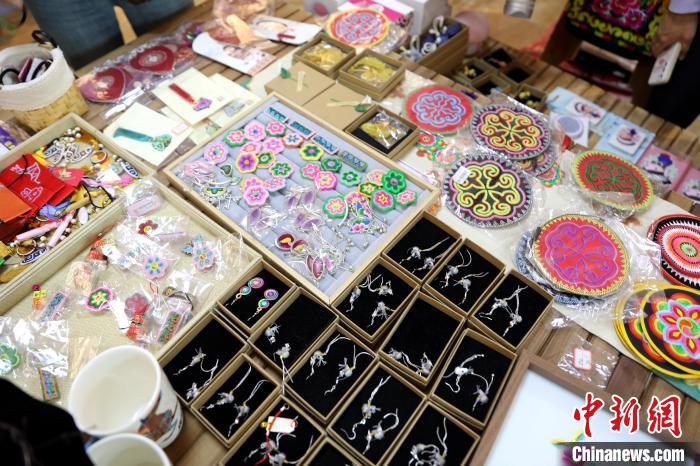 圖為盤(pán)繡作品?！⊙Φ?攝