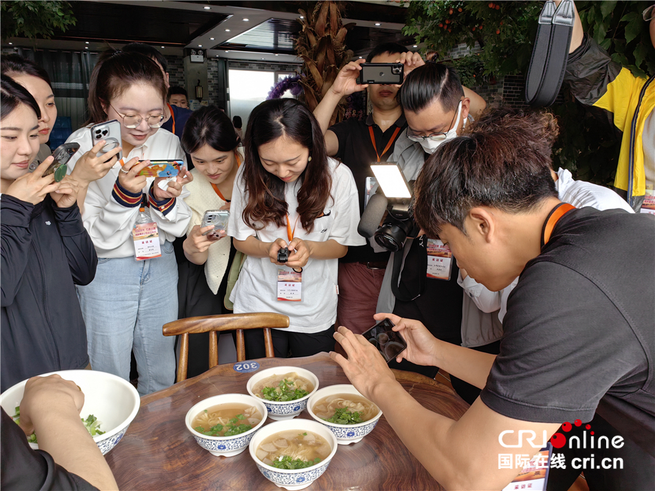 “絲路風(fēng)采 如意甘肅”海峽兩岸記者聯(lián)合采訪實錄一:蘭州之精美_fororder___172.100.100.3_temp_2_1_2_1_1_3db449ac-cce0-4de5-92f0-96f4f47ff922