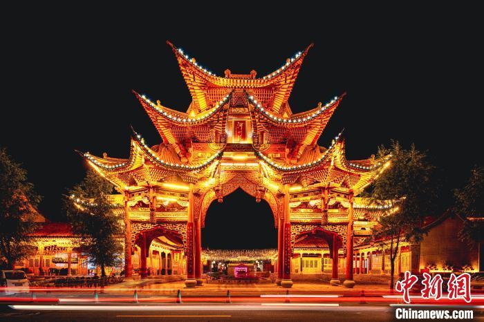 夜幕下的臨夏縣河州苑。夏雨 攝