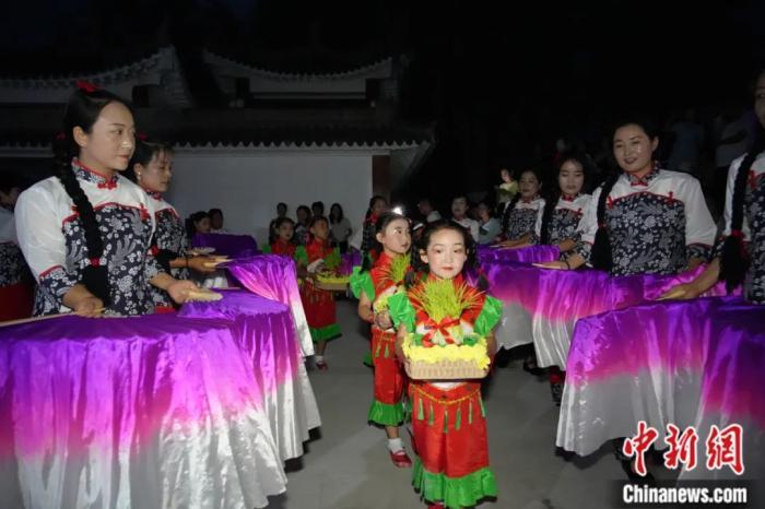 甘肅省西和縣姜席鎮(zhèn)晚霞湖畔，當(dāng)?shù)孛耖g舉行盛大的乞巧儀式。魏朵朵 攝