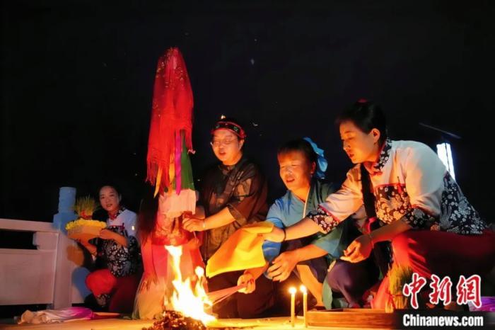 持續(xù)七天八夜的乞巧節(jié)正在西漢水上游的甘肅省西和縣進(jìn)行。西和縣姜席鎮(zhèn)晚霞湖畔，民眾“巧頭”點(diǎn)蠟、炷香、焚裱紙、跪拜，準(zhǔn)備將“巧娘娘”請進(jìn)院。魏朵朵 攝