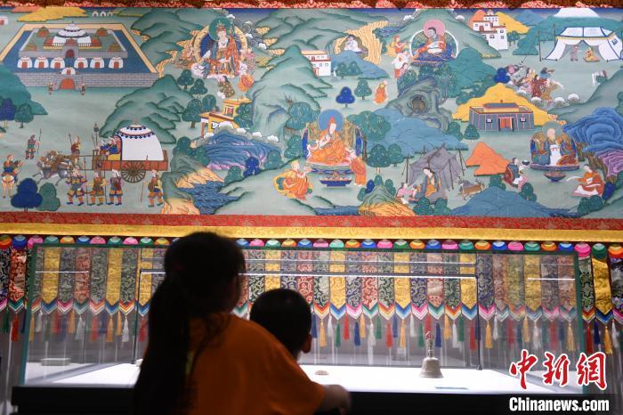 8月20日，兩名小觀眾參觀大型歷史題材卷軸唐卡“涼州會盟”。　戴文昌 攝