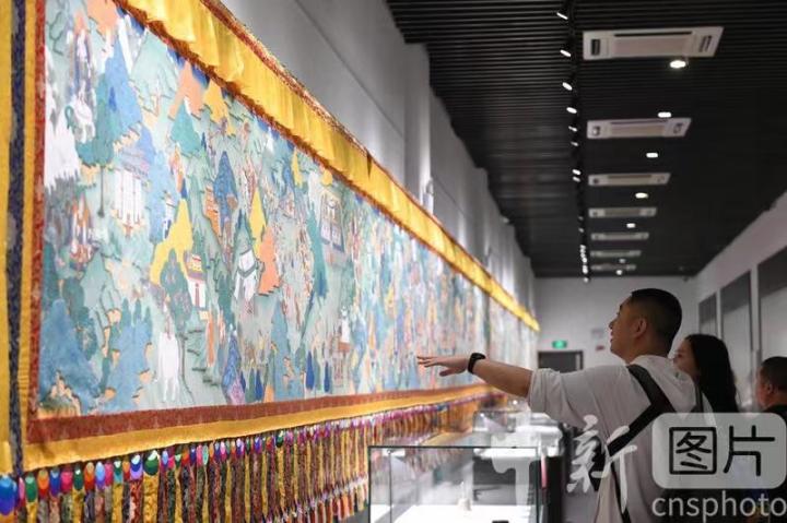 圖為觀眾參觀唐卡《涼州會(huì)盟》。 中新社記者 戴文昌 攝