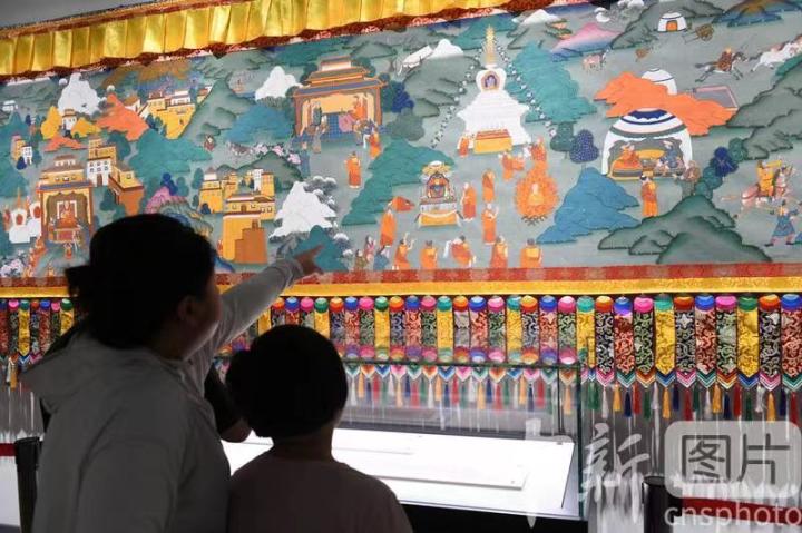 圖為觀眾觀看唐卡《涼州會(huì)盟》。 中新社記者 戴文昌 攝