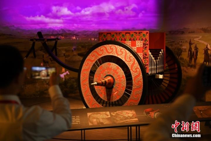 8月16日，甘肅省天水市張家川回族自治縣馬家塬車輿博物館內(nèi)，游客拍攝等比例的戰(zhàn)國西戎車輿復制品。