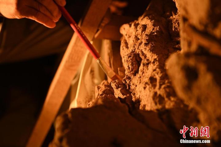 8月25日，文物修復(fù)師牟常有進(jìn)行文物修復(fù)工作。