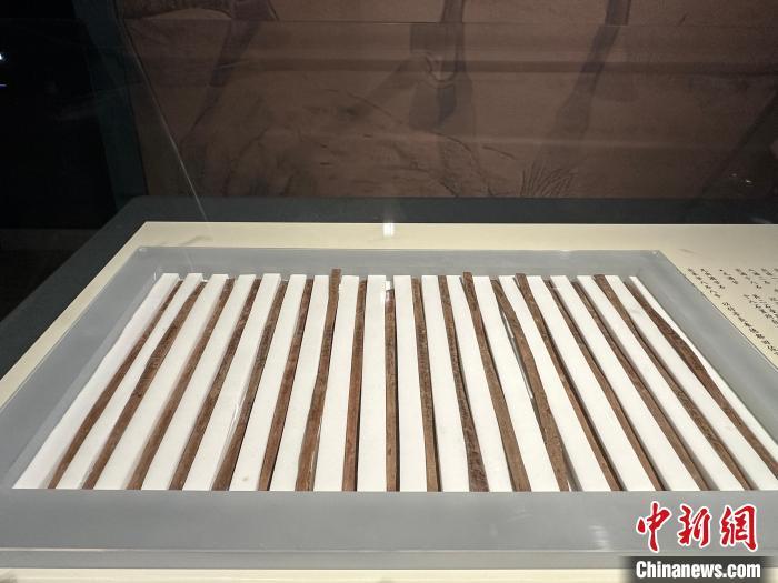 圖為甘肅簡牘博物館展陳的漢簡。中新社記者 戴文昌 攝