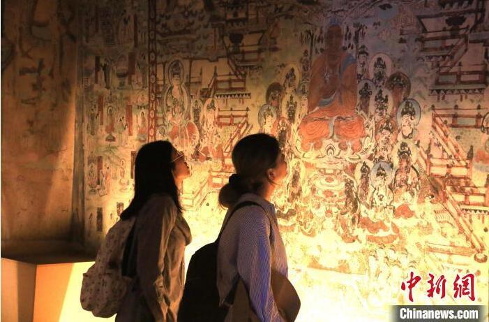 2023年8月27日，游客在甘肅省敦煌市博物館參觀文物展。張曉亮 攝(資料圖)