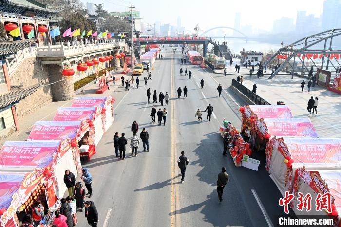 1月30日，蘭州黃河畔的年貨集市吸引顧客選購年貨。九美旦增 攝</p><p>