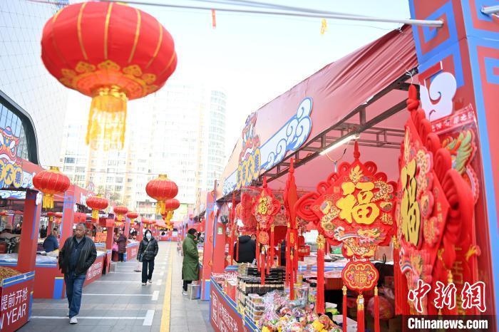 1月30日，蘭州街頭琳瑯滿目的年貨吸引顧客選購。九美旦增 攝</p><p>